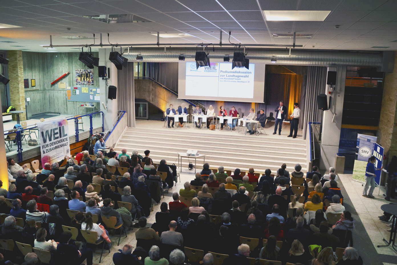 Podiumsdiskussion in gut besuchter Aula